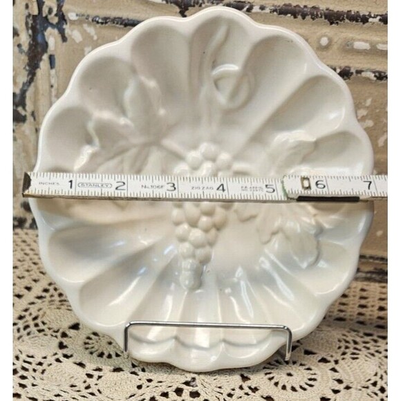Vintage White Scalloped Ceramic Bowl Kingwood Ceramics USA Embossed Grapes 7" - Picture 3 of 5
